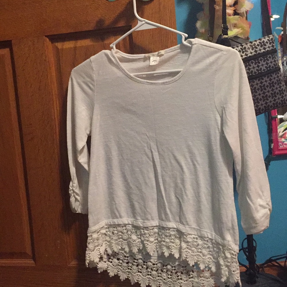 white 3/4 sleeve shirt